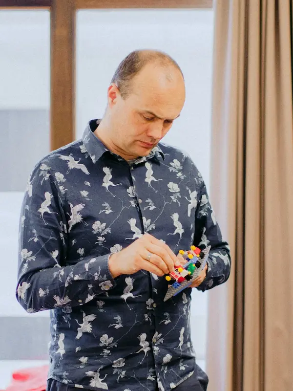 Sander van Zomeren geconcentreerd aan het werk